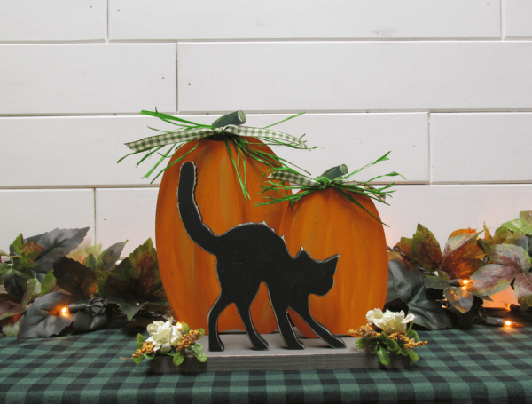 Wooden Scaredy Cat with Pumpkins on base